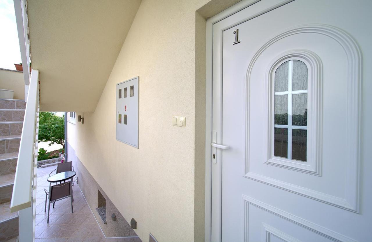 Apartmani Mara Matic Malinska Exterior foto